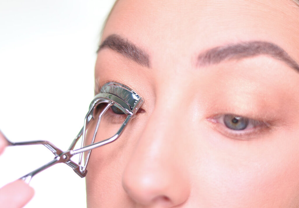 How to minimize damage while curling eyelashes