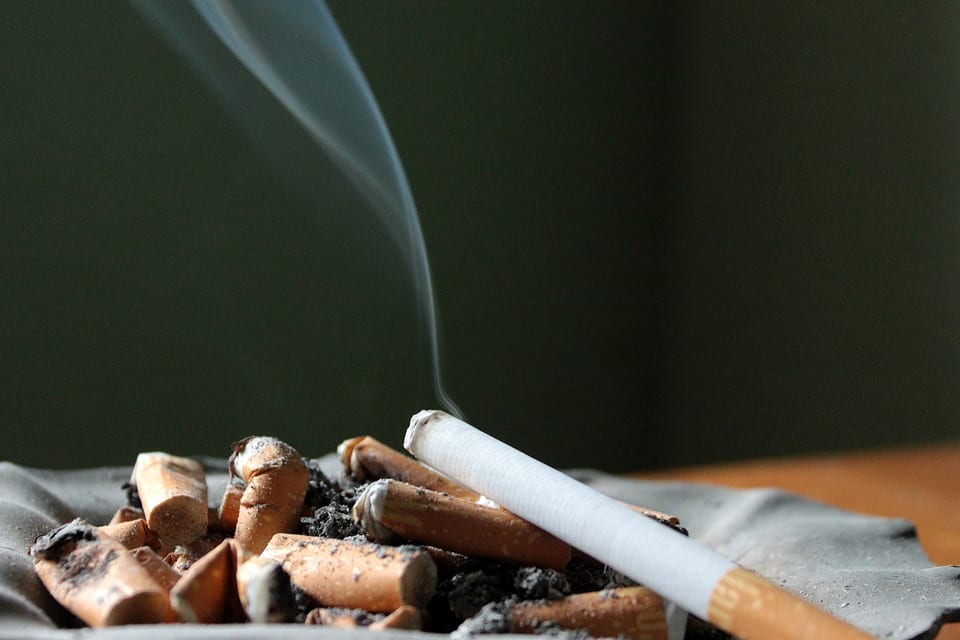 What are the visible indications of smoking in a house