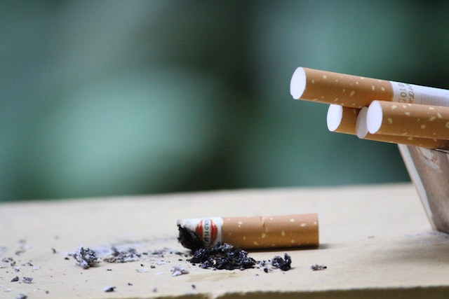 How to identify signs of smoking indoors